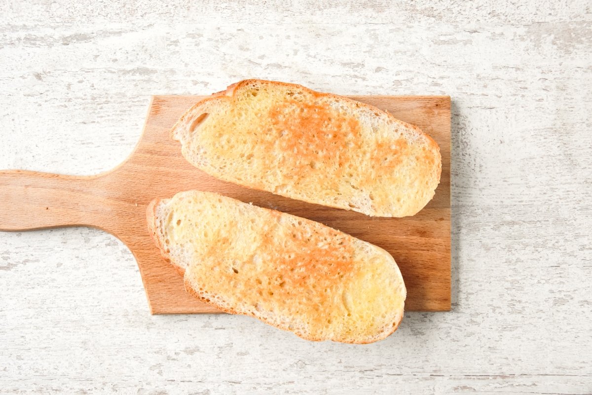 Tostamos el pan en la sartén