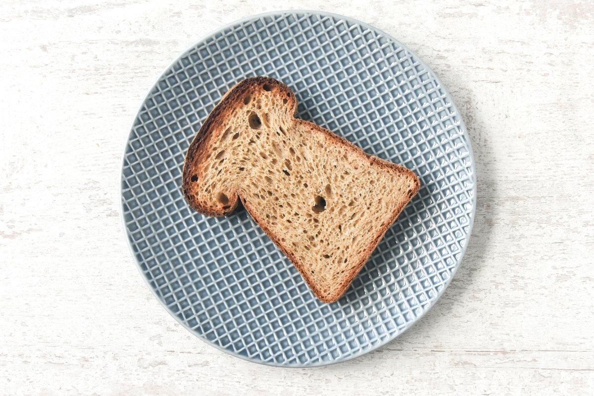 Tostamos el pan para la tosta de salmón ahumado