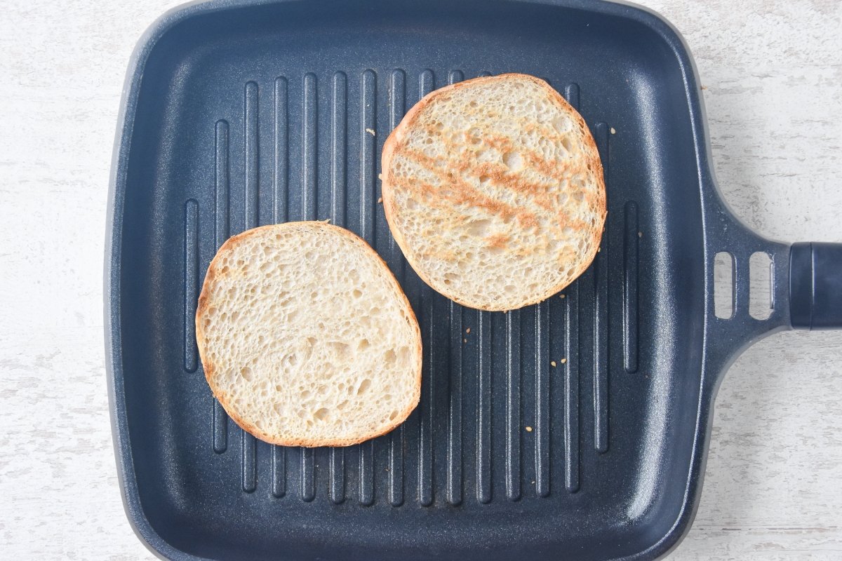 Tostamos el panecillo de hamburguesa