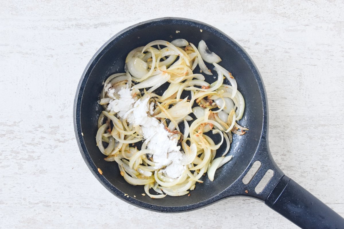 Tostamos la harina con la cebolla en la sartén