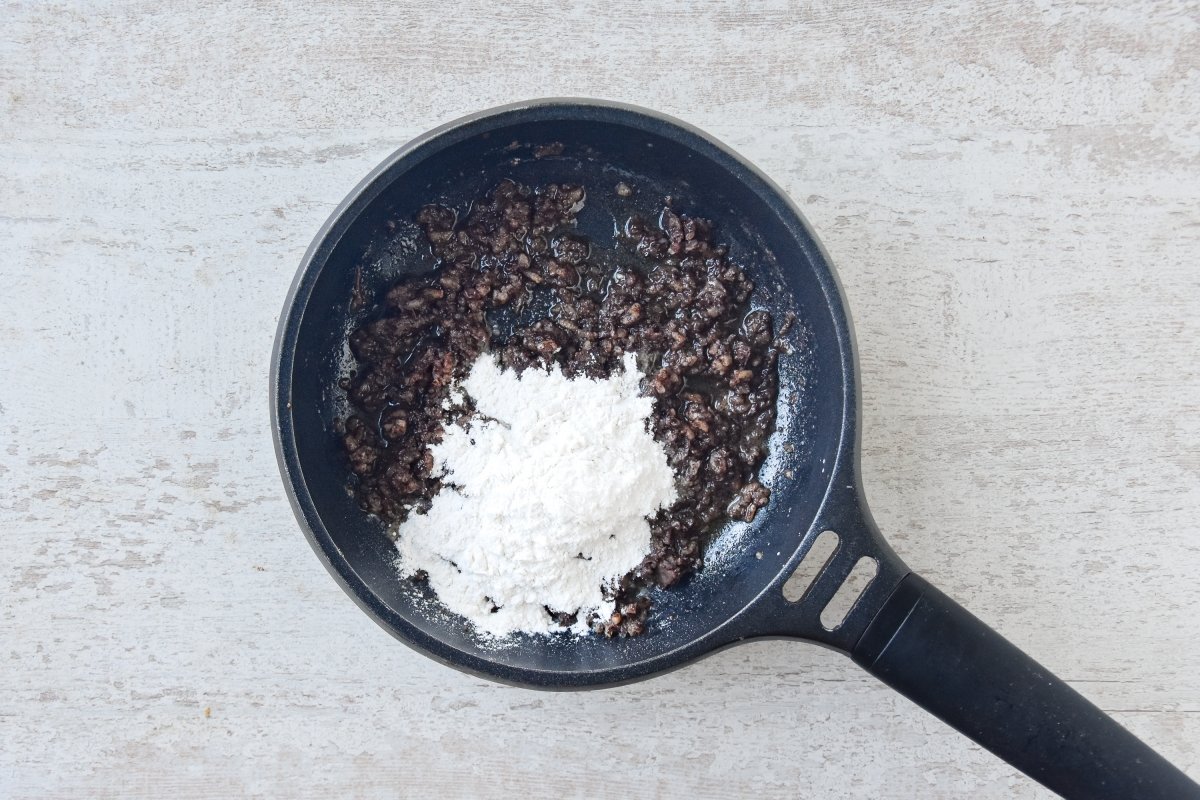 Tostamos la harina con la morcilla