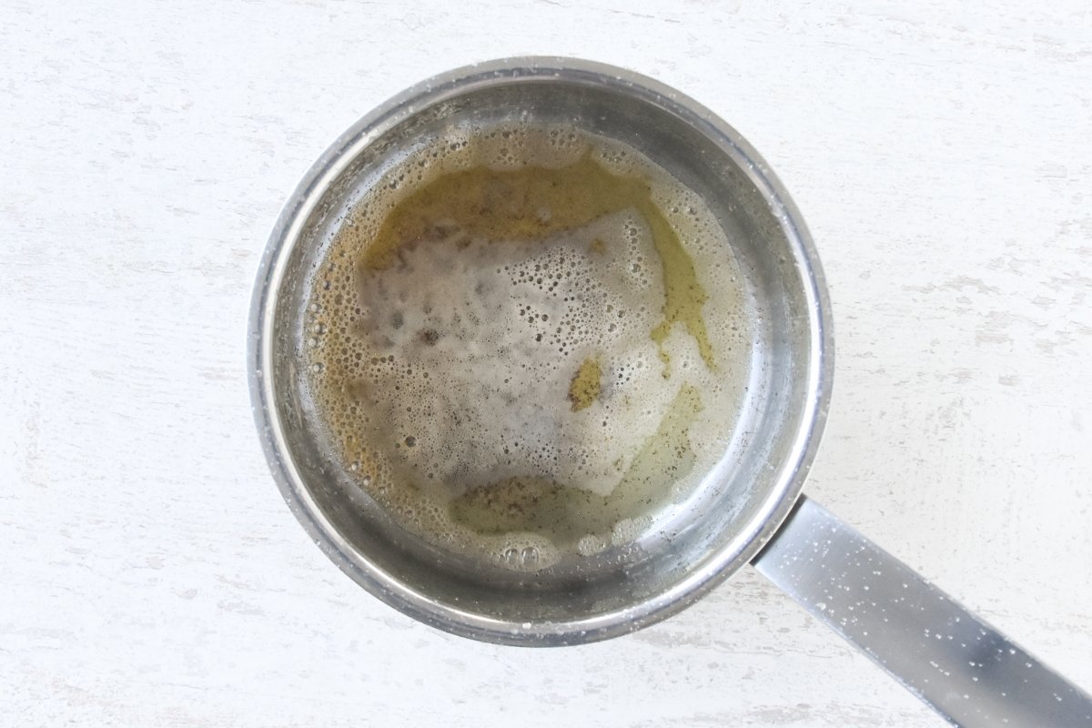 Tostamos la mantequilla para preparar los crepes sin huevo