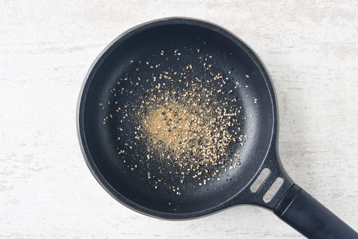 Tostamos las especias y semillas