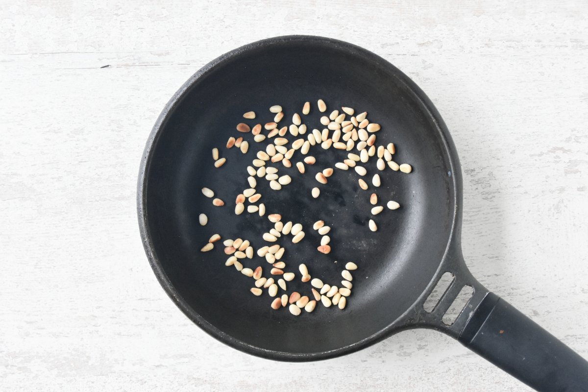 Tostamos los piñones para el carpaccio de tomate