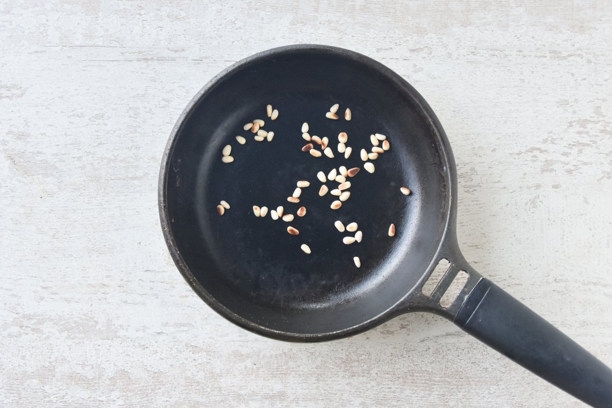 Tostamos los piñones para la ensalada de cogollos