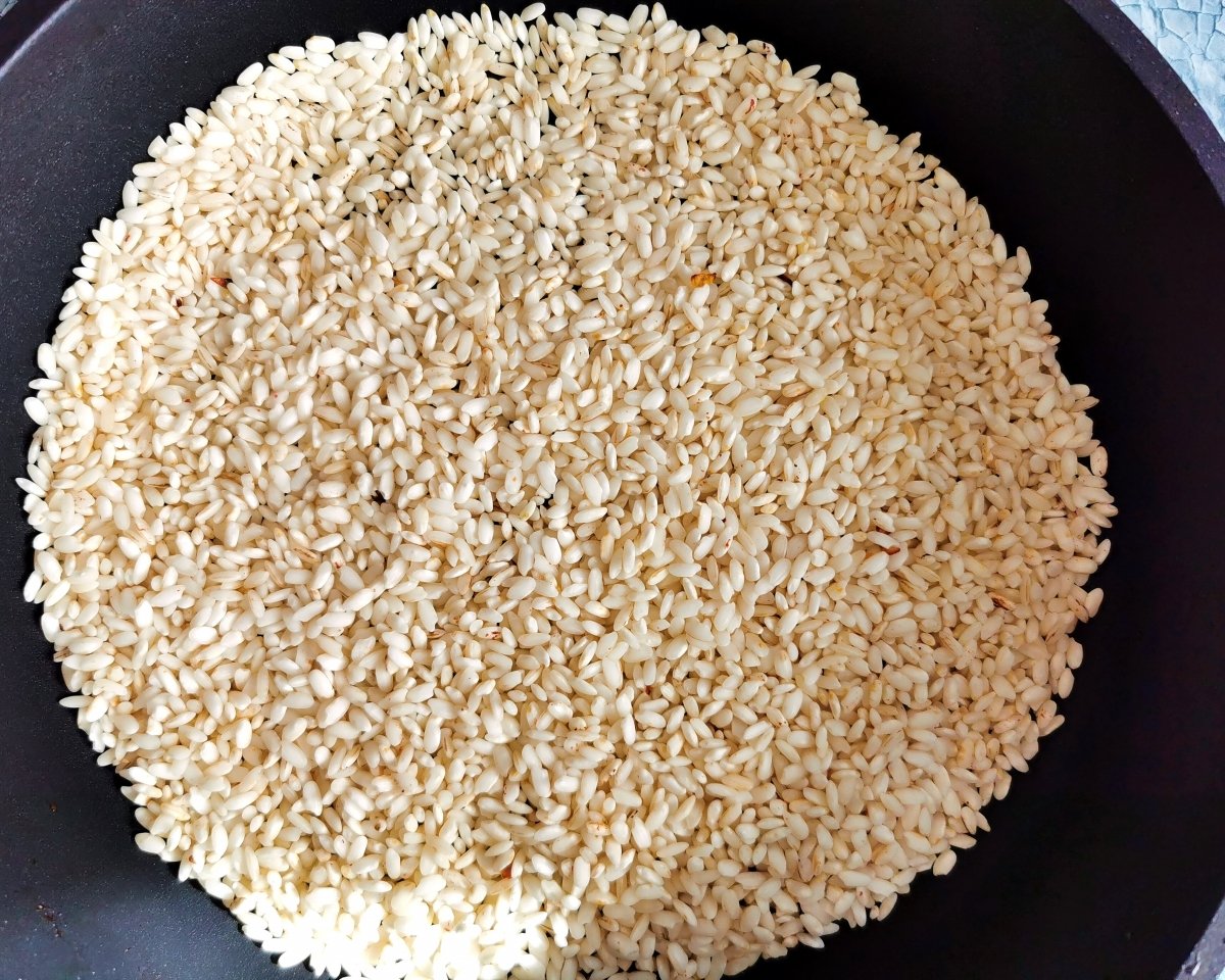Tostar el arroz en la sartén caliente