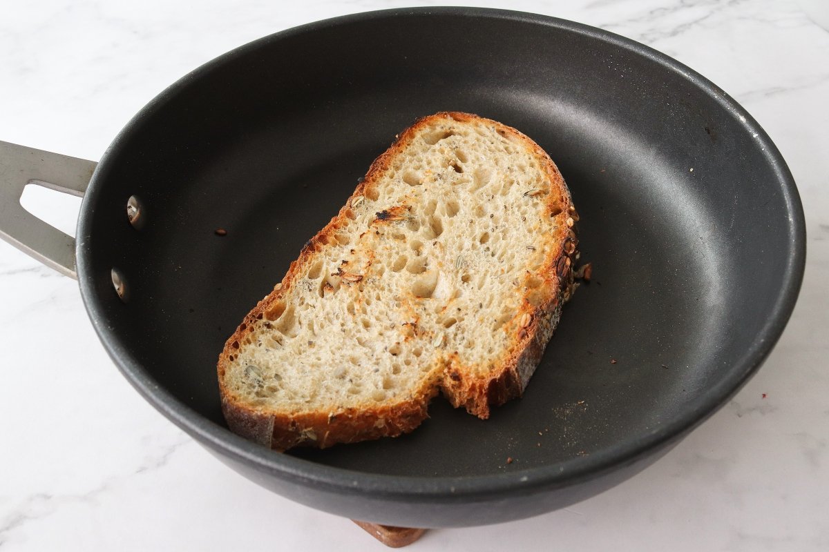 Tostar el pan para la tostada de huevos revueltos con jamón