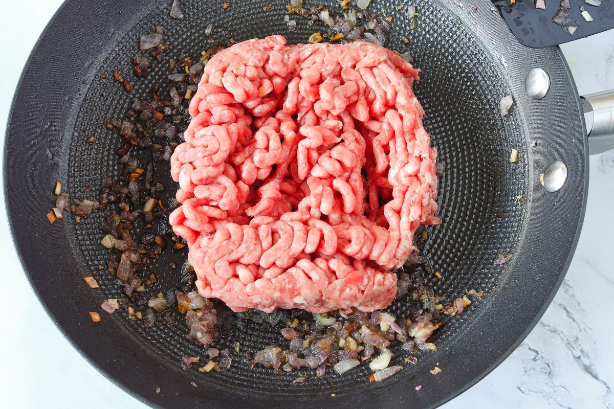 Tostar la carne picada para la yaroa dominicana