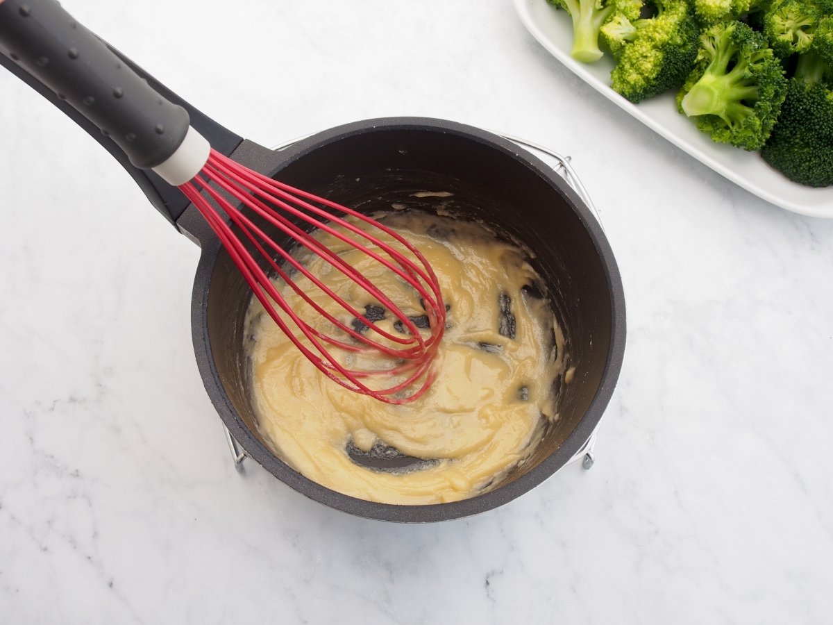 Tostar la harina con la mantequilla para la bechamel del brócoli con bechamel