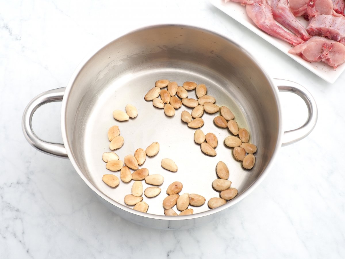 Tostar las almendras para la salsa