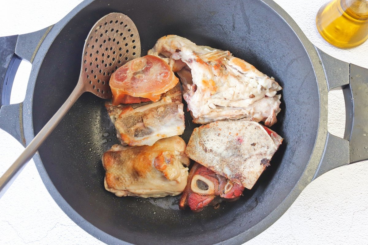 Tostar las carnes para la sopa de Navidad