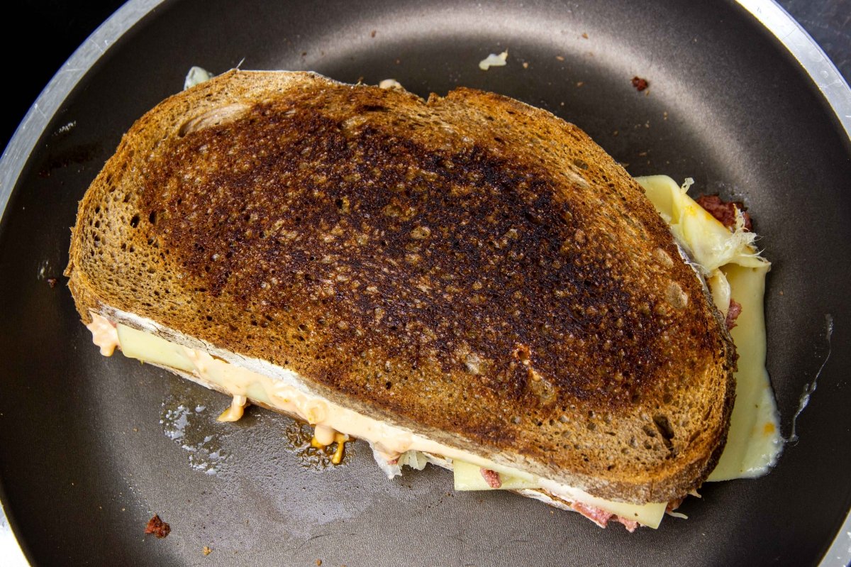 Tostar sandwich reuben en la plancha
