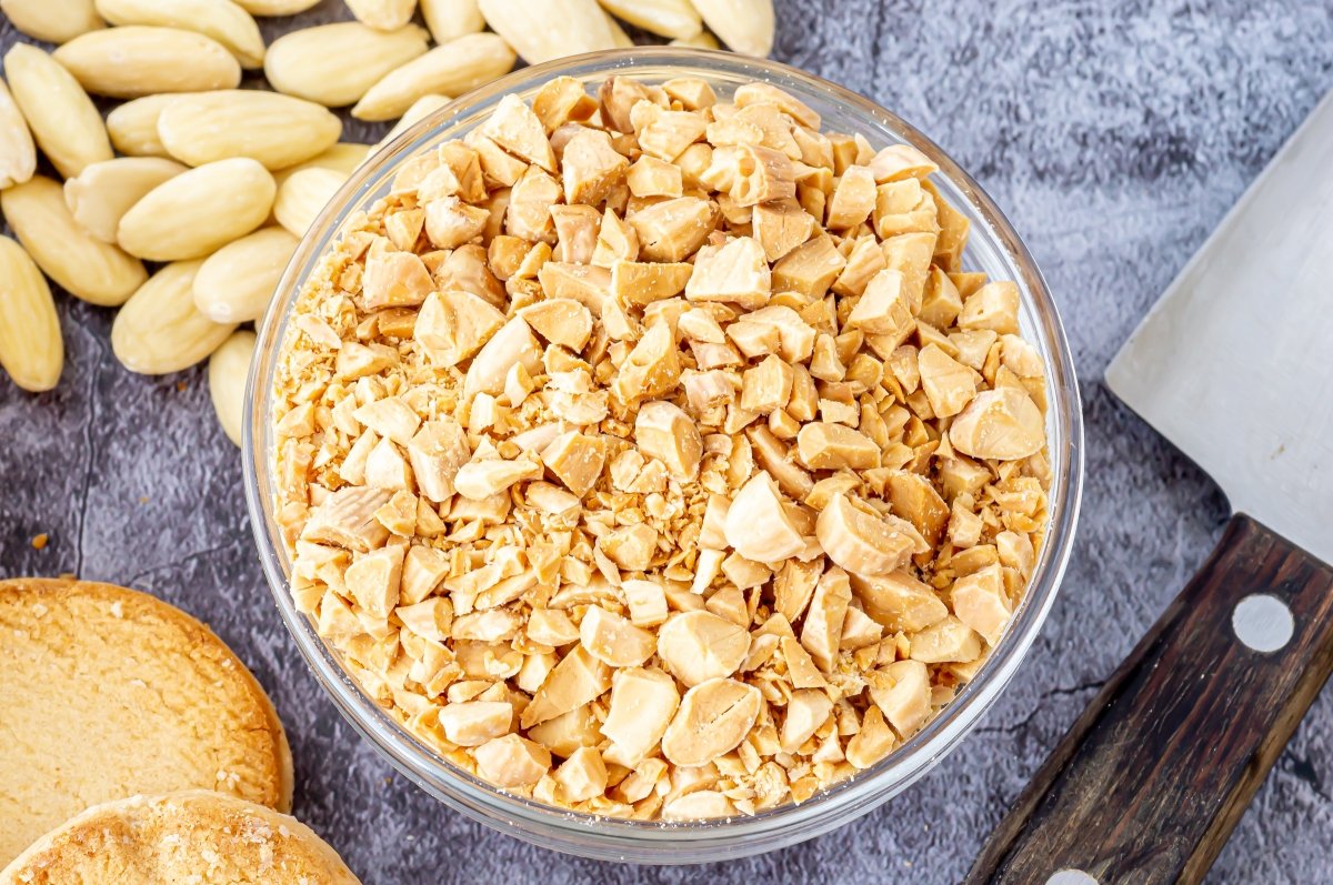 Tostar y picar las almendras para la cuajada de carnaval