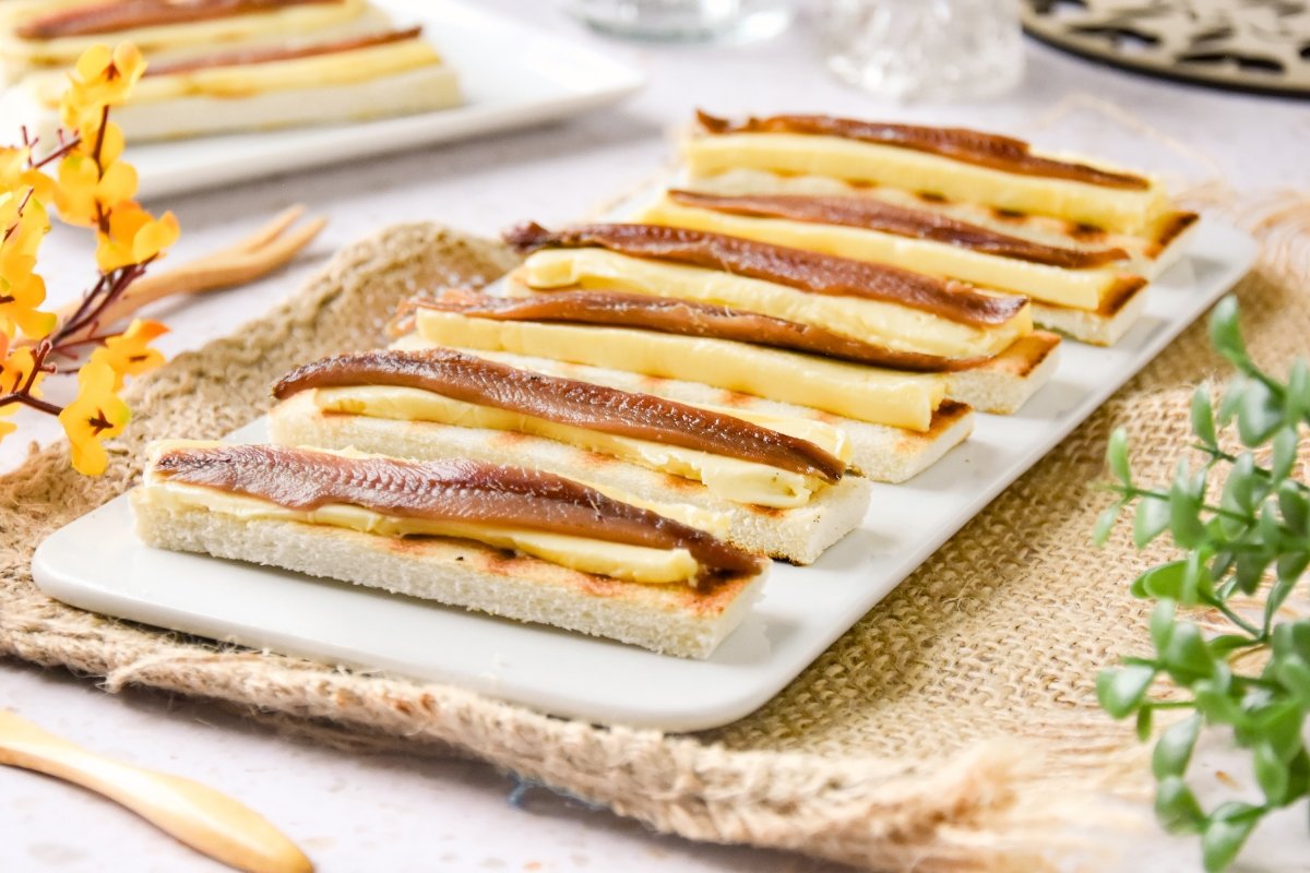 Tostas de anchoas con mantequilla listas para comer