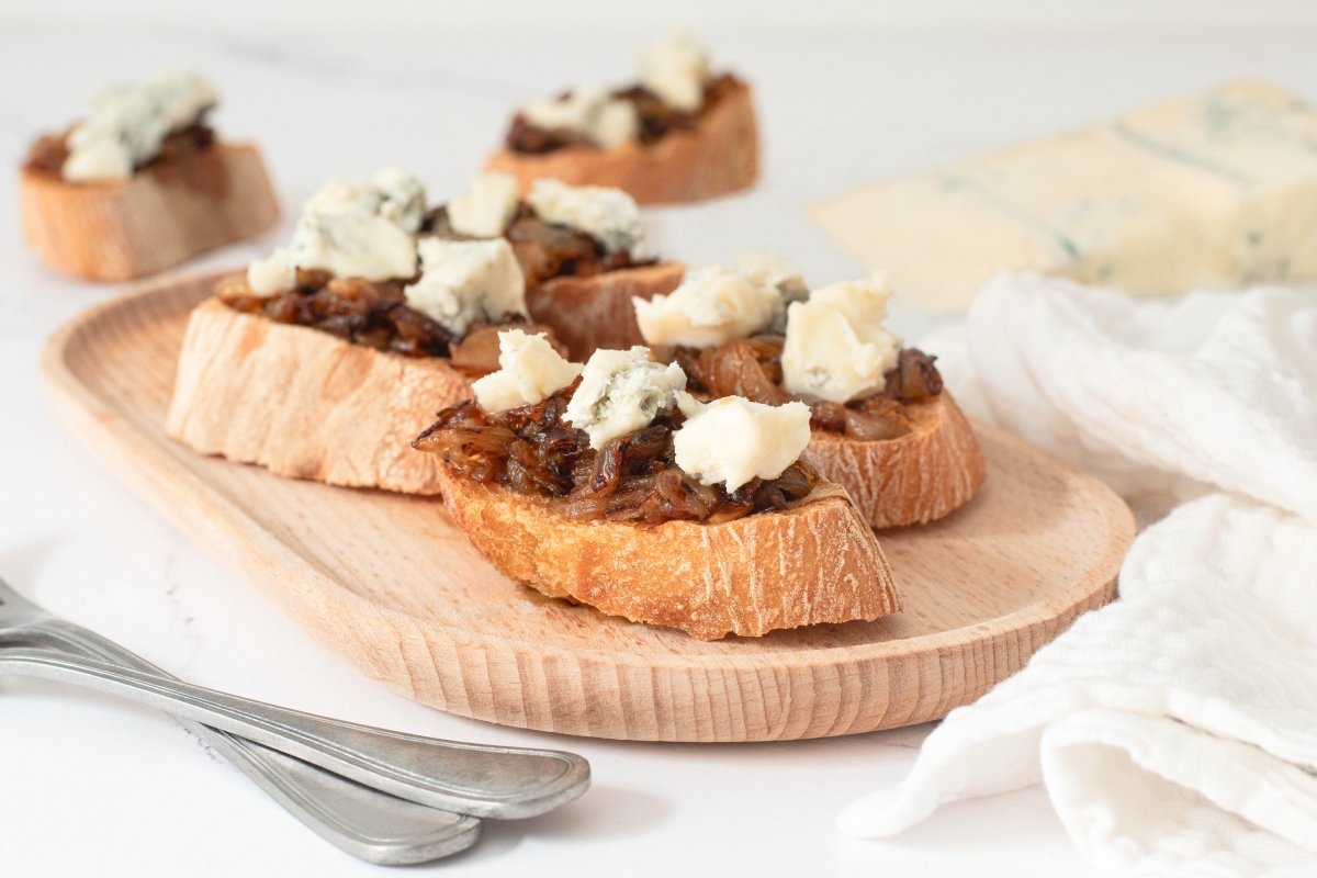 Tostas de queso Gorgonzola y cebolla en el plato