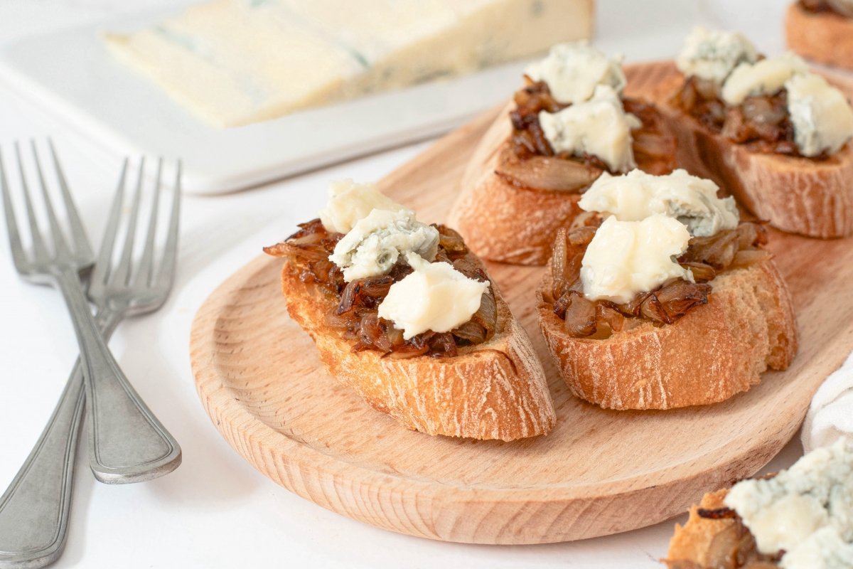 Tostas de queso Gorgonzola y cebolla servidas en el plato