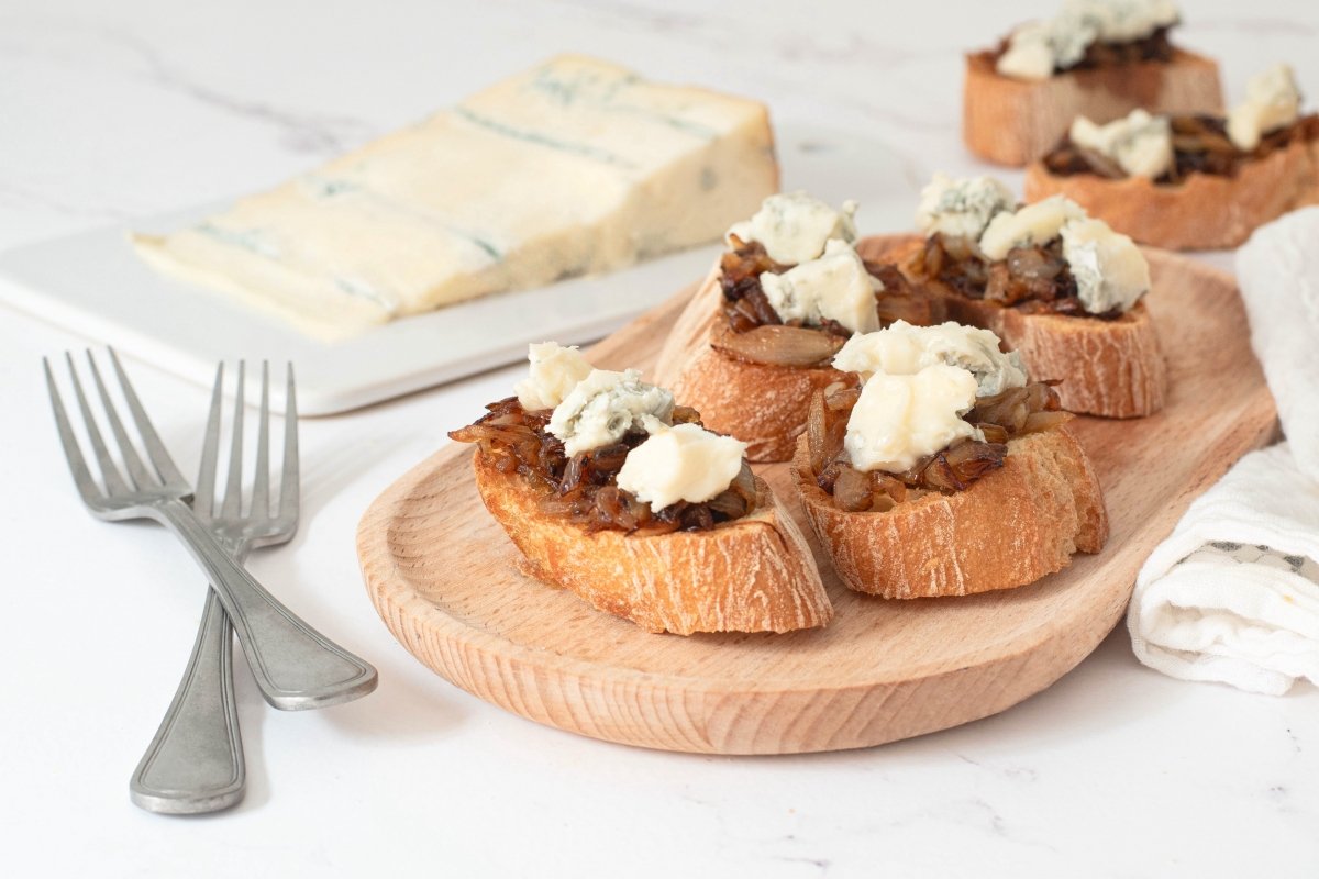 Tostas de queso Gorgonzola y cebolla