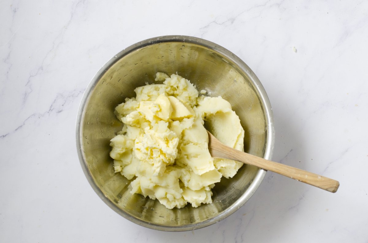 Trabajando la mantequilla con las patatas