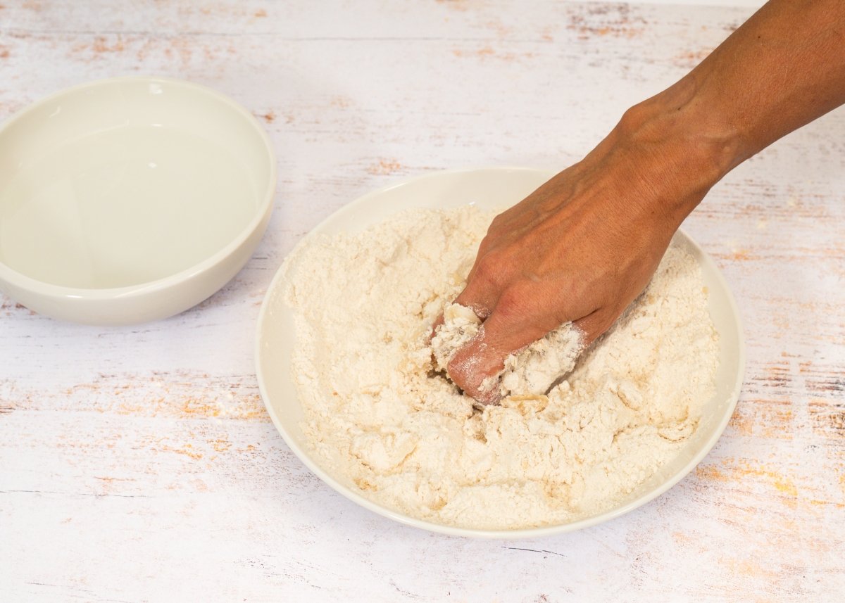 Trabajando la masa de las tortillas de trigo con las manos