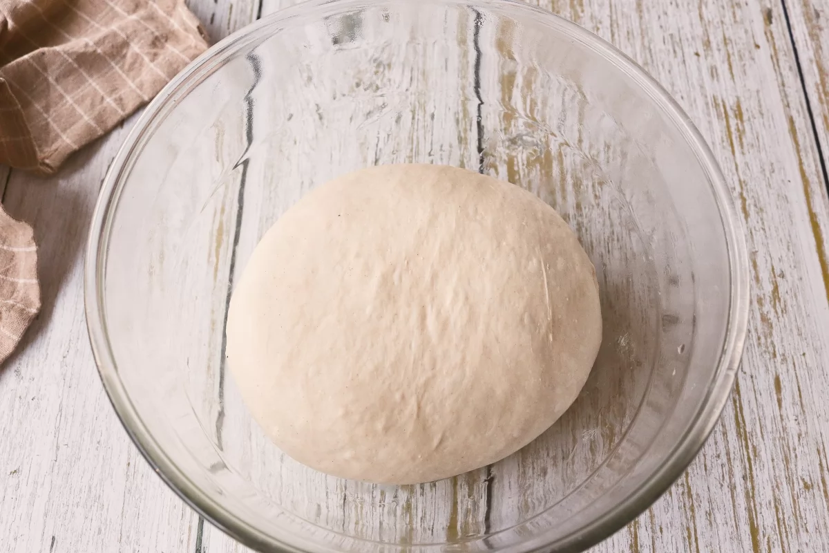 Trabajar la masa de los panzerotti de tomate y mozzarella