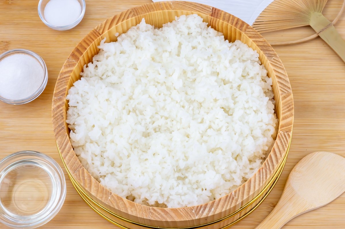 Transferir el arroz para sushi a un bol