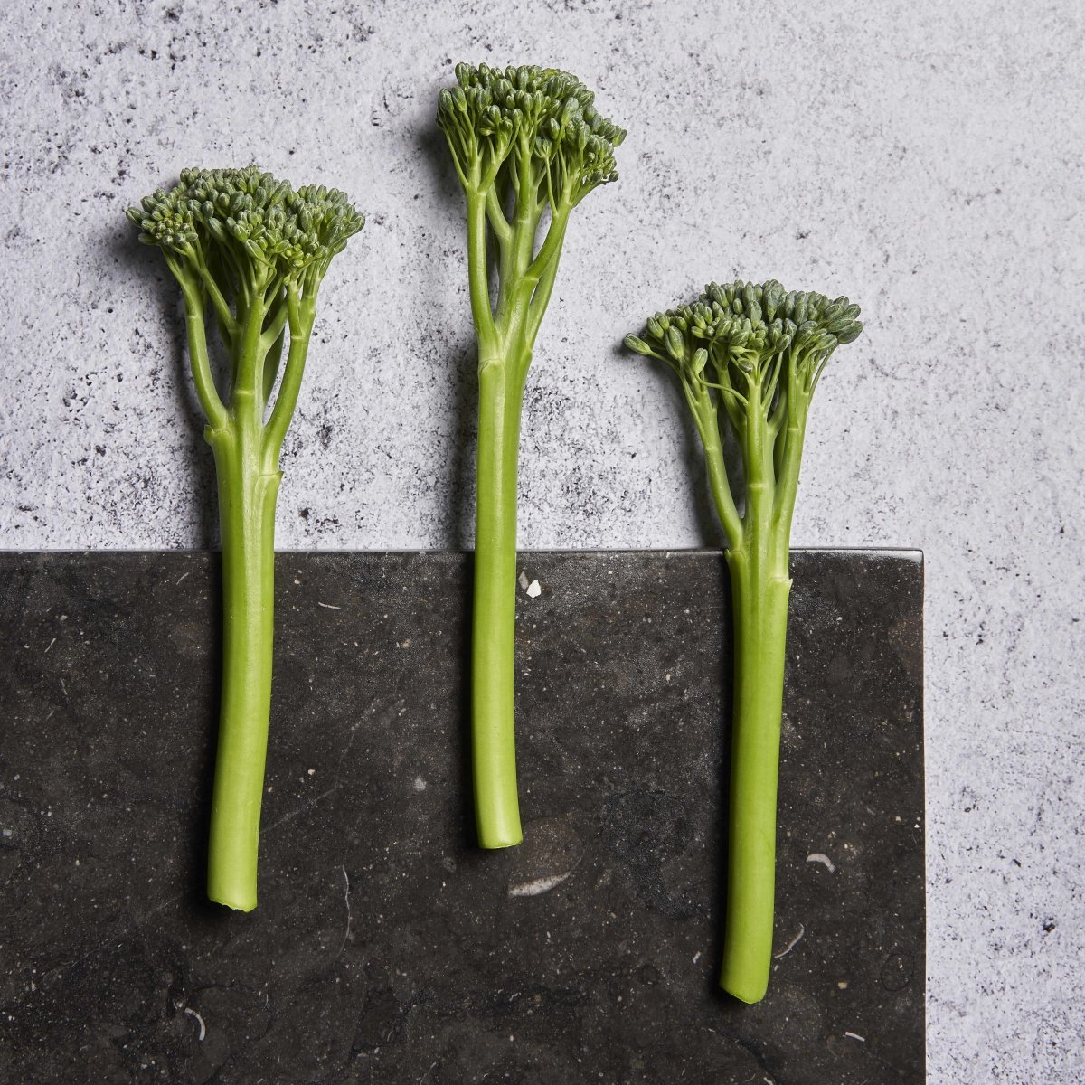 Tres bimis o broccolinis dispuestos en vertical-ok