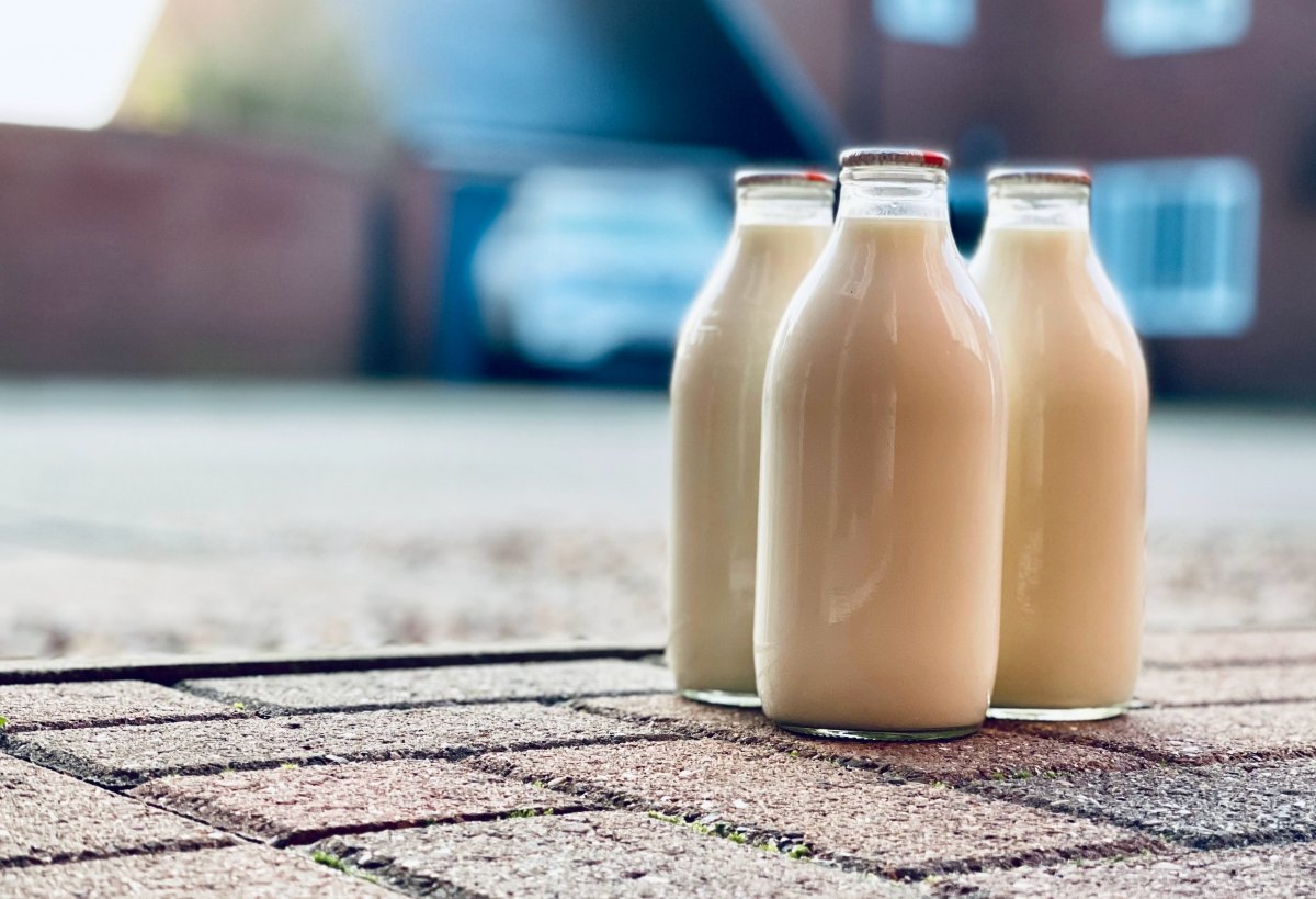 Tres botellas de cristal con leche