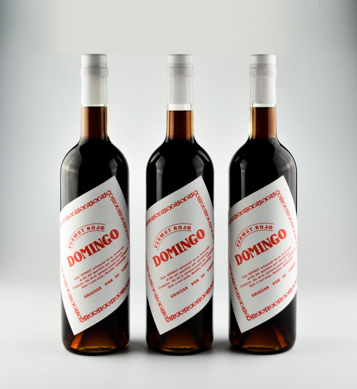 Tres botellas de vermut rojo Domingo