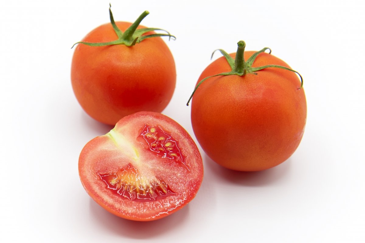Tres tomates al natural con su interior a la vista
