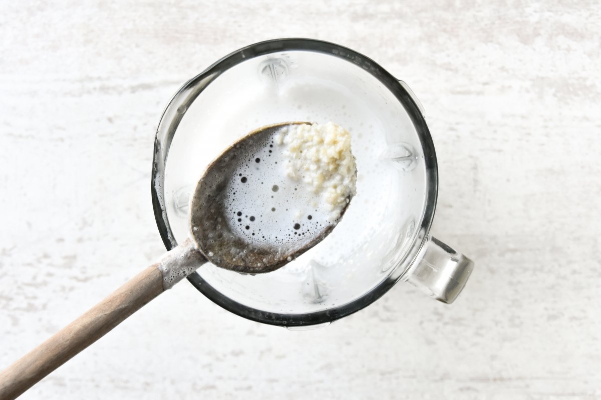 Triturado de almendras y agua para la leche de almendras