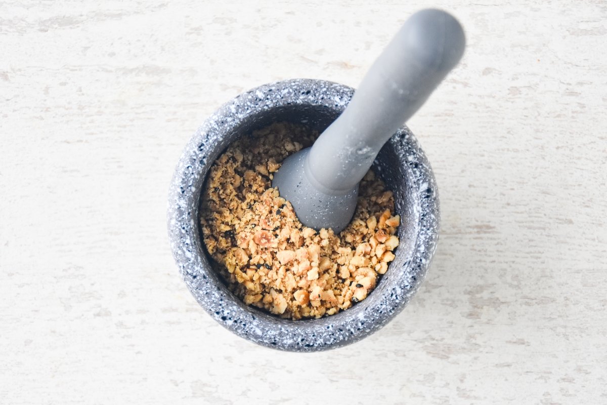 Trituramos el dukkah groseramente