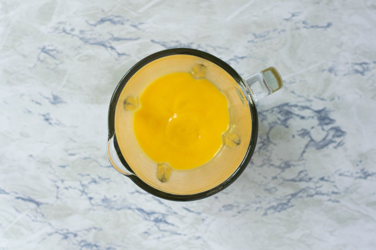 Trituramos el mango y el zumo de limón del granizado de mango
