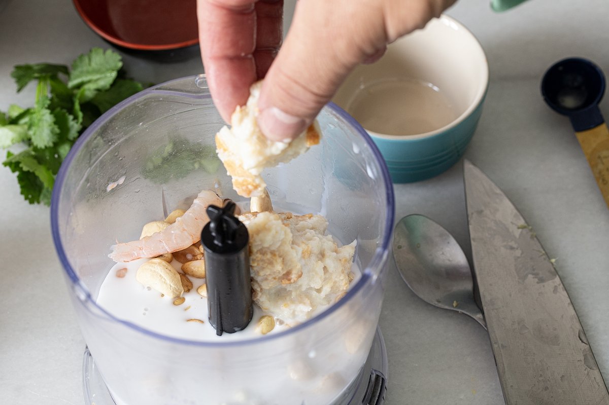 Trituramos el pan, el jengibre, los frutos secos, gambas y la leche de coco