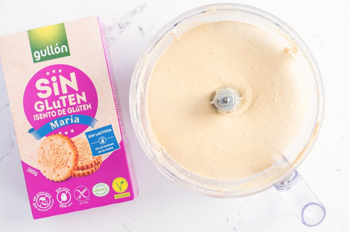 Trituramos el plátano del helado de galletas
