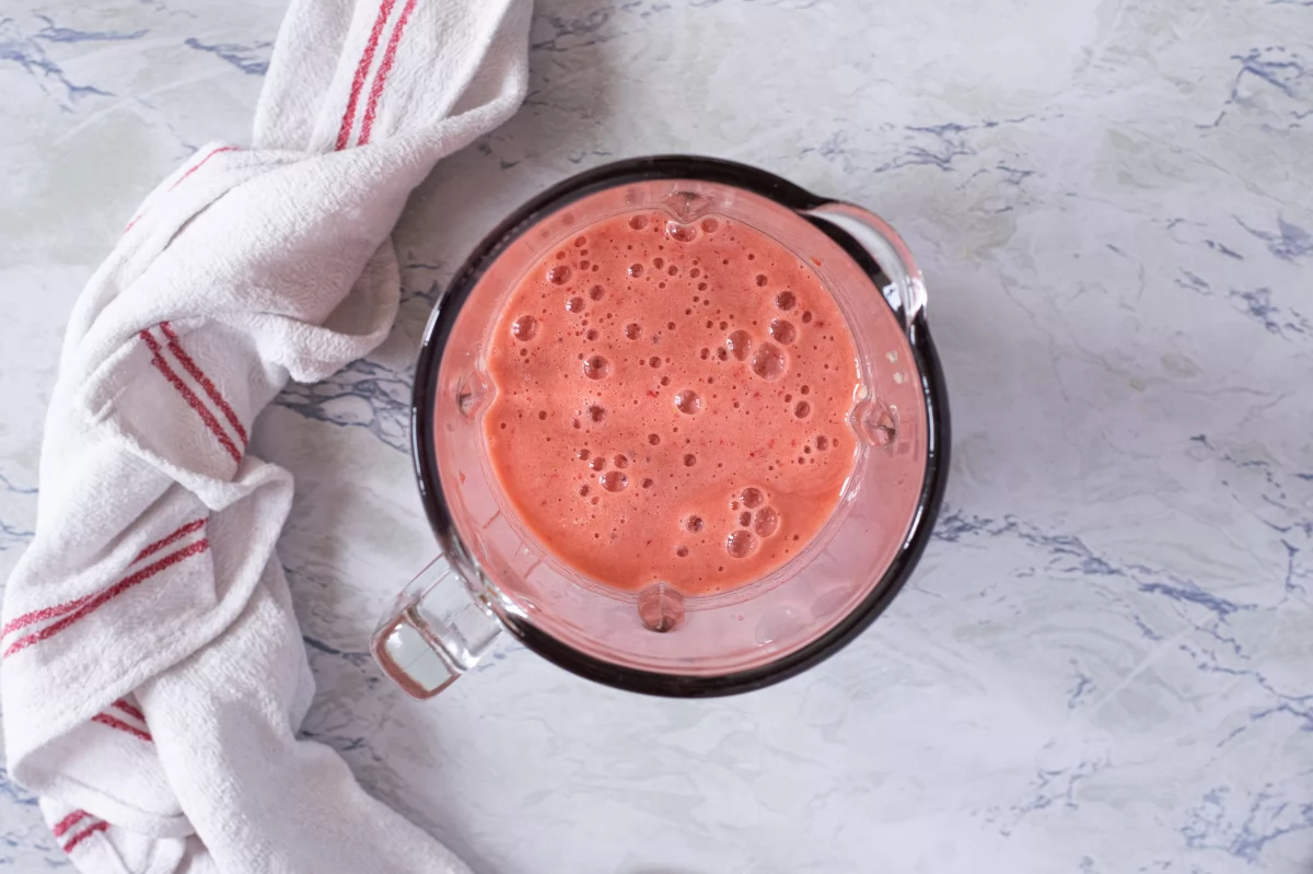 Trituramos la fresa y el plátano del batido de fresa y plátano