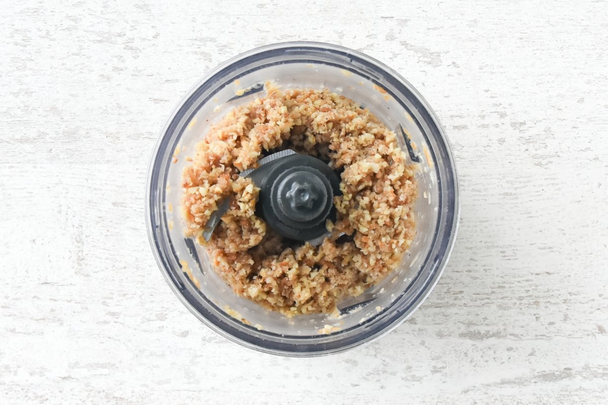 Trituramos la salsa de almendras para el pollo