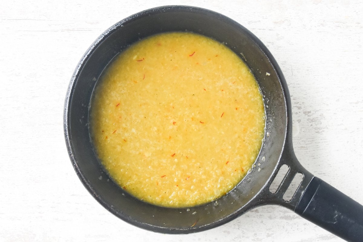 Trituramos la salsa para las albóndigas de marisco