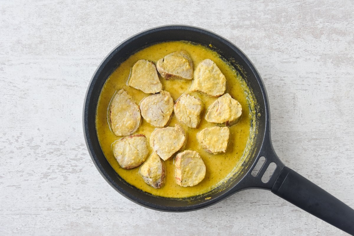 Trituramos la salsa y cocinamos con la carne