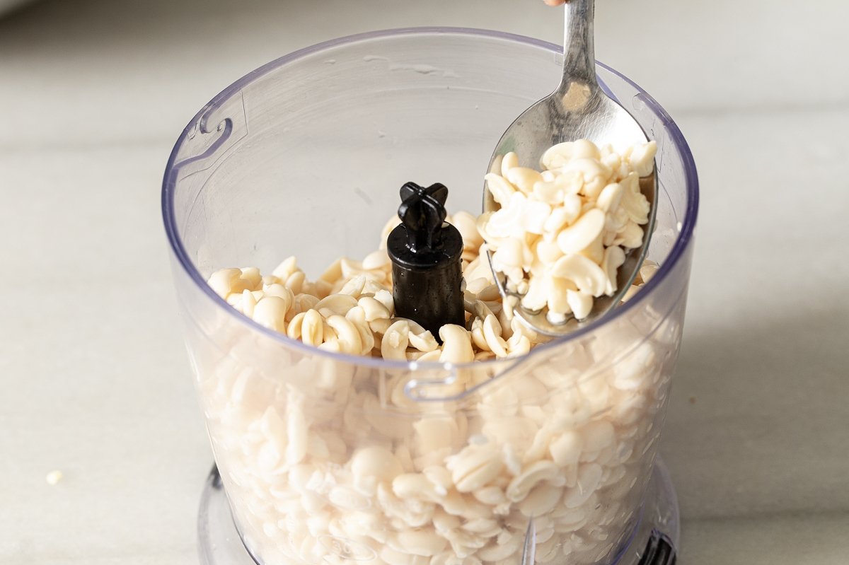 Trituramos las alubias junto con la cebolla rallada