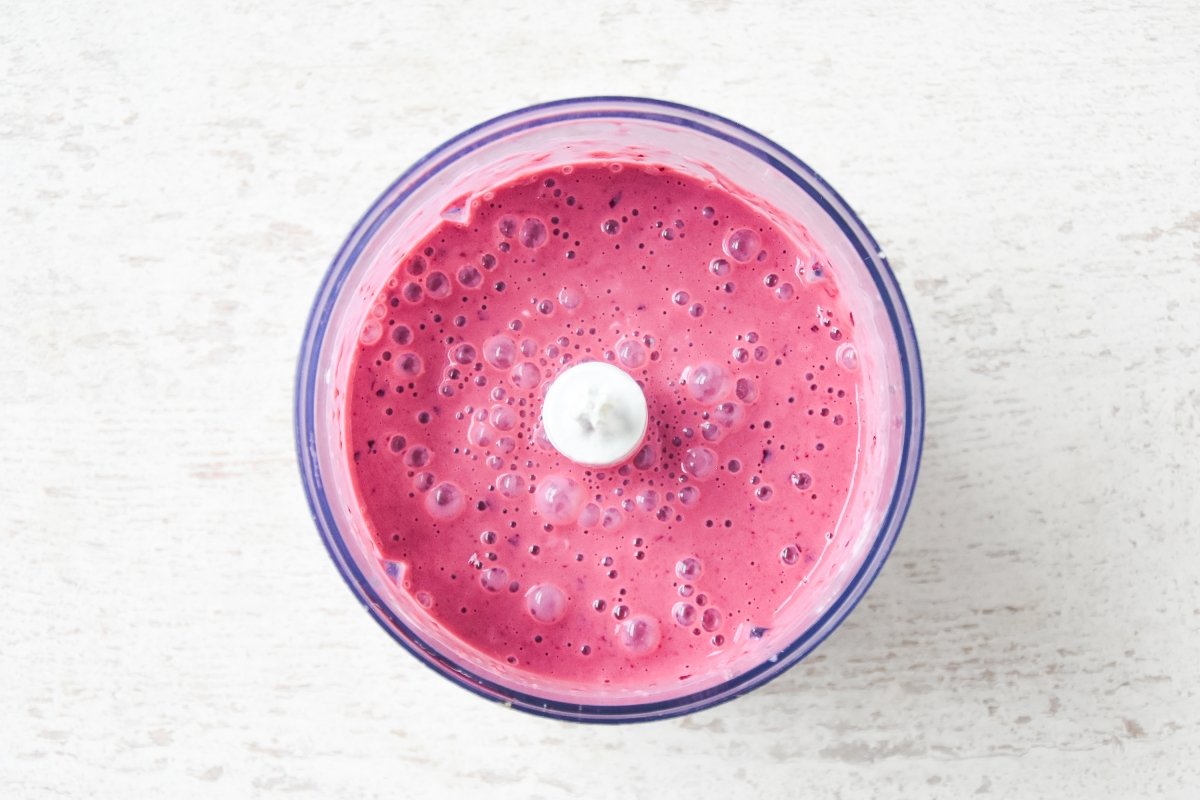 Trituramos las cerezas con el yogur