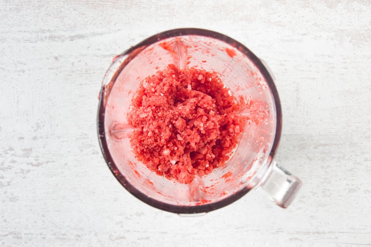 Trituramos las fresas y el azúcar moreno