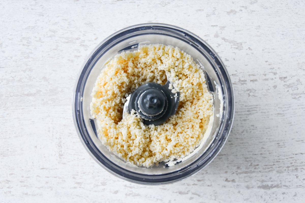 Trituramos las galletas con la mantequilla para preparar la cheesecake