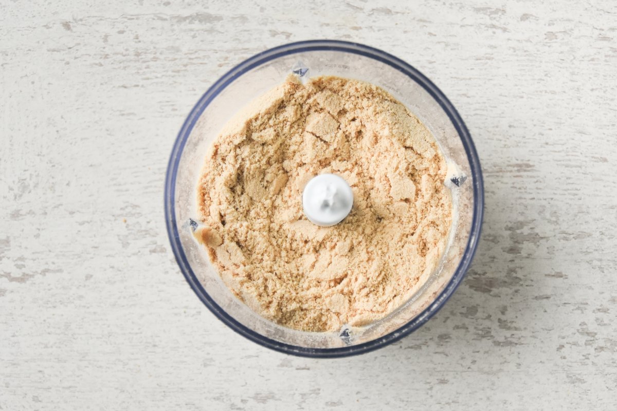 Trituramos las galletas para preparar la tarta mousse de limón