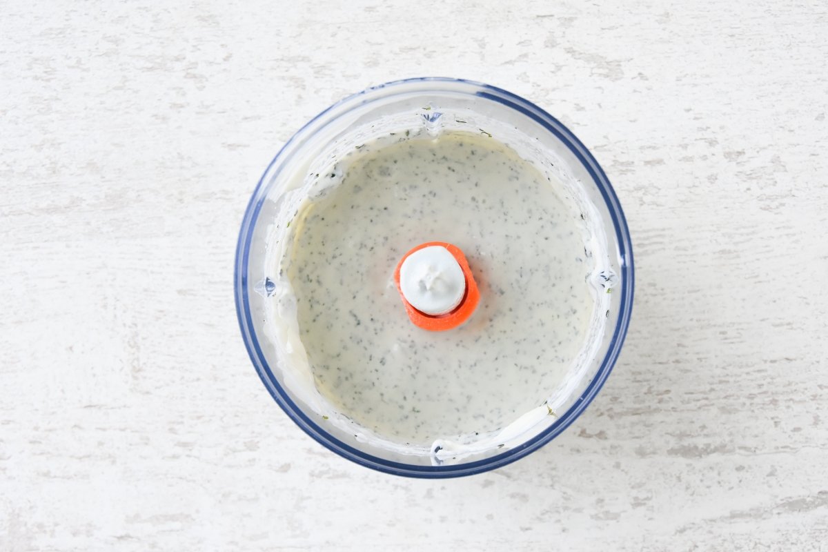 Trituramos las hojas de menta con el yogur