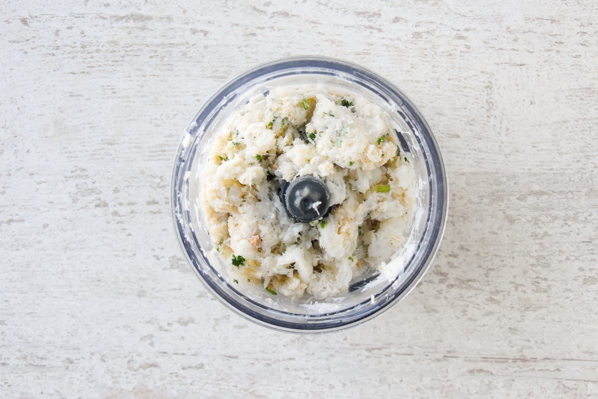 Trituramos los ingredientes de los nuggets de pescado
