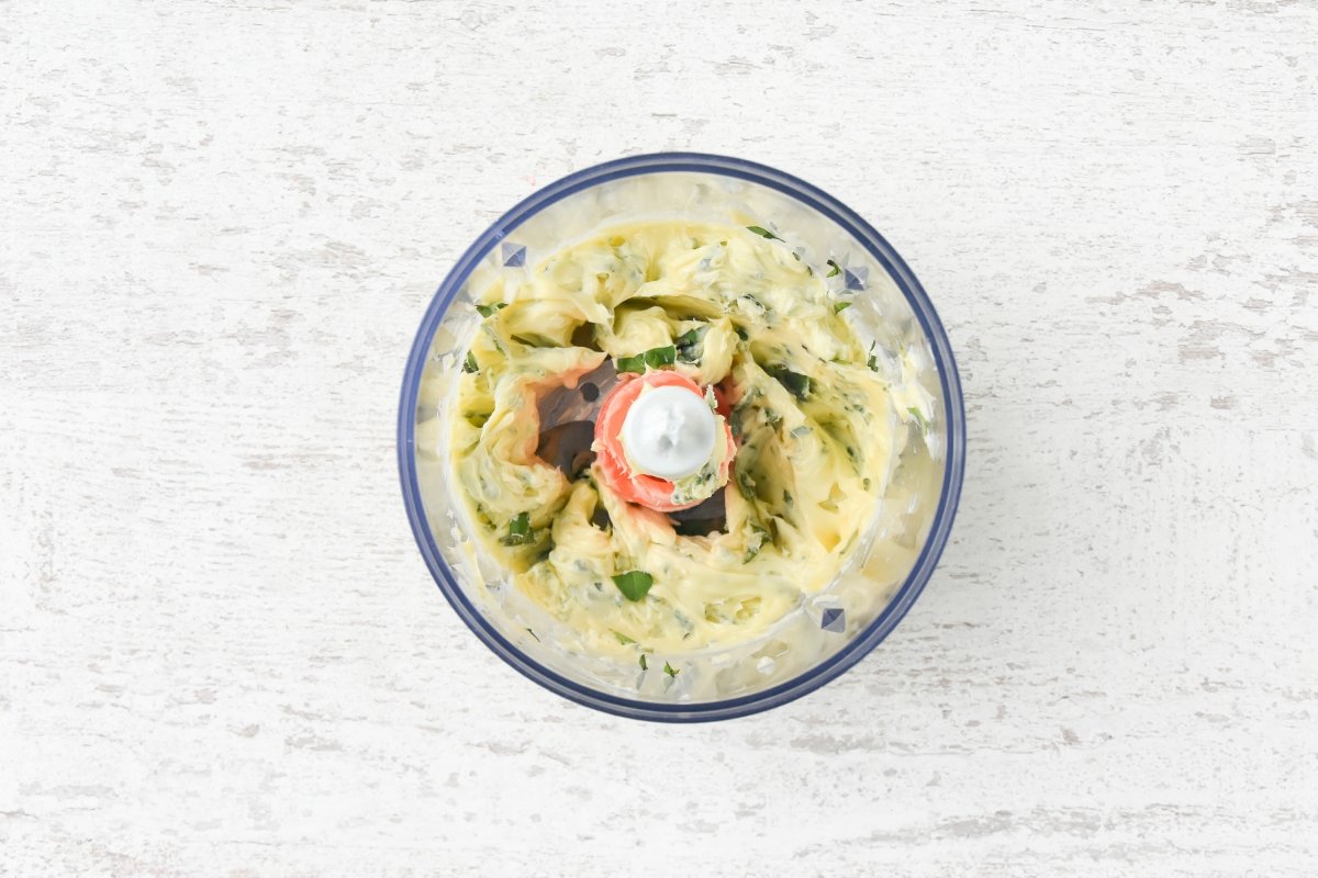 Trituramos todos los ingredientes de la mantequilla de ajo