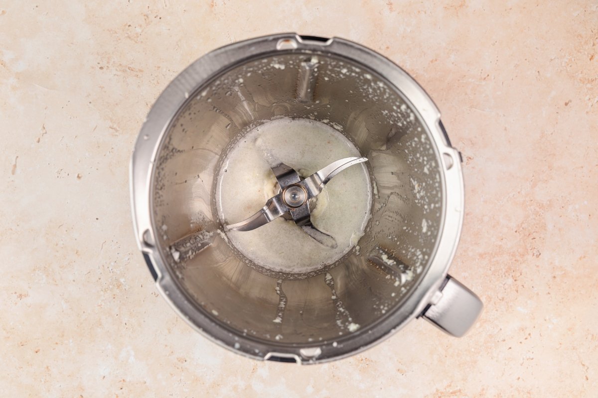 Triturando ajo para el alioli en Thermomix