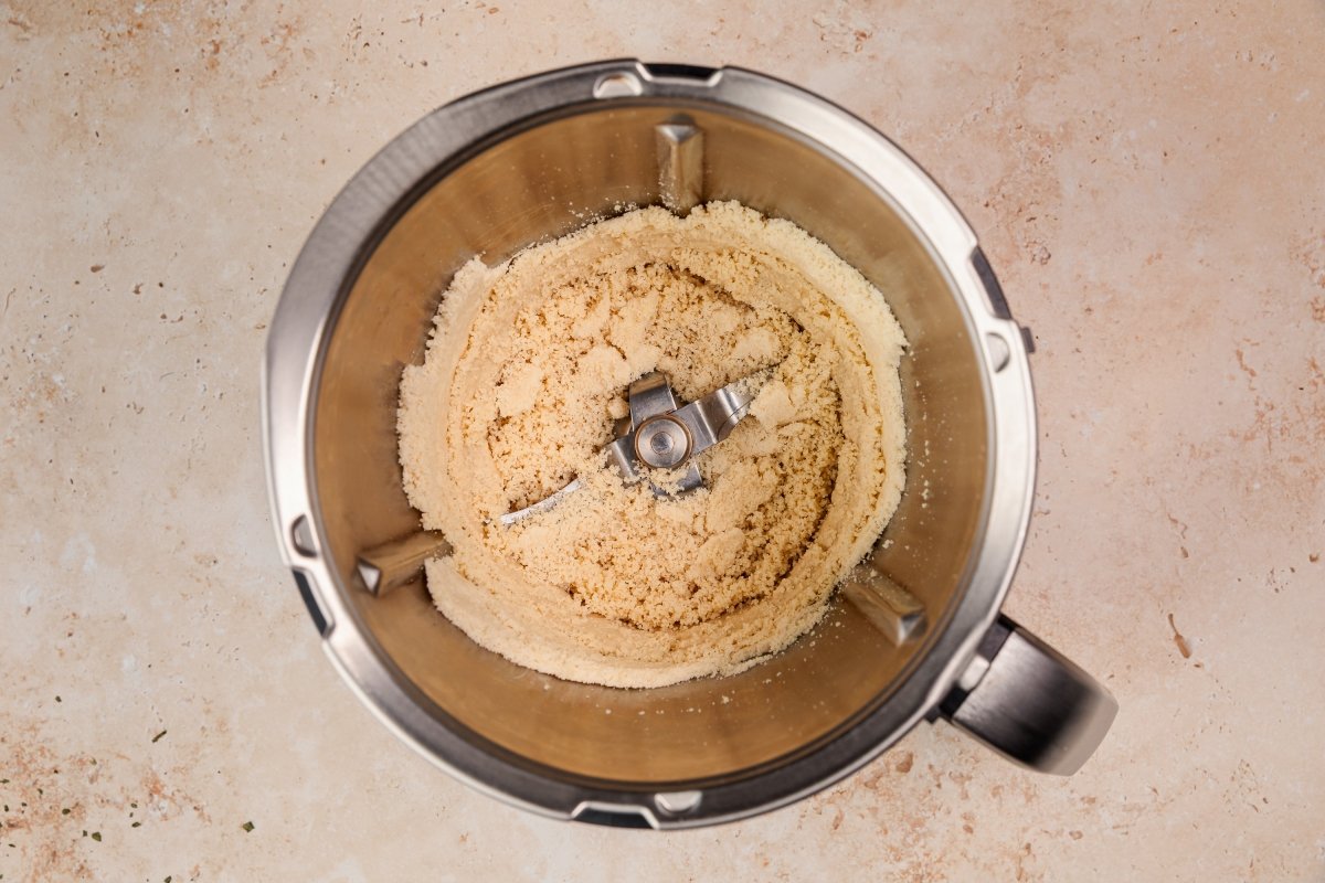 Triturando almendra de la tarta de Santiago en Thermomix