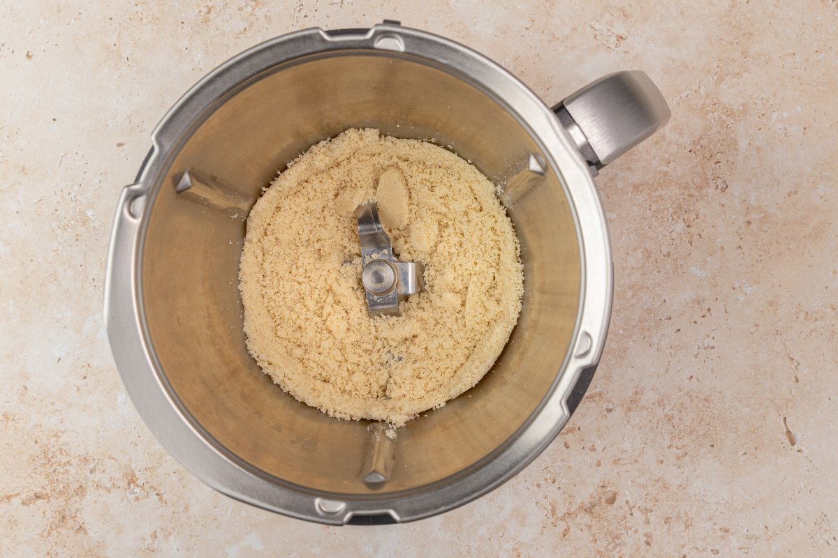 Triturando azúcar y almendra para los panellets en Thermomix
