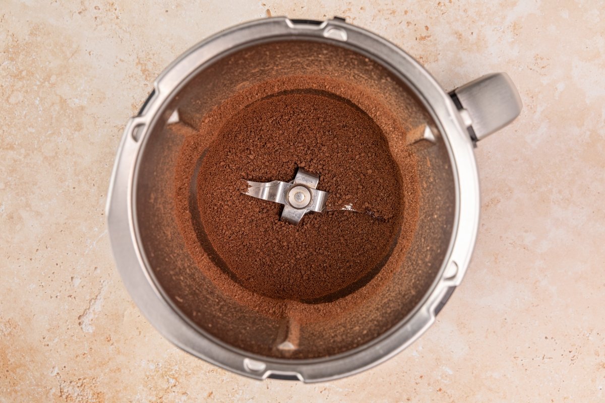 Triturando el chocolate a la taza en Thermomix
